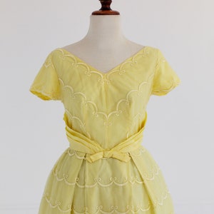 Vintage Dress - 1950s lemon yellow dress - Waist  24