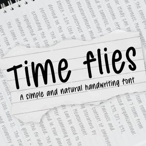 Op de afbeelding: Een notitieboekpagina met de woorden "Time flies" in een vetgedrukte, handgeschreven lettertype. Hieronder staat de tekst "A simple and natural handwriting font". De achtergrond is een wazige pagina tekst.