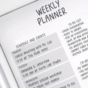 Op de afbeelding: Een digitale weekplanner op een witte tablet met een stylus. De planner bevat een schema, evenementen en een takenlijst. De tekst bevat "Weekly Planner", "Schedule and Events" en "To-Do List". De planner vermeldt ook dankbaarheid.