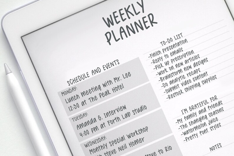 Op de afbeelding: Een digitale weekplanner op een witte tablet met een stylus. De planner bevat een schema, evenementen en een takenlijst. De tekst bevat "Weekly Planner", "Schedule and Events" en "To-Do List". De planner vermeldt ook dankbaarheid.