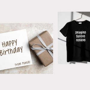 Op de afbeelding: Een verjaardagskaart met de woorden "Happy Birthday" en "From Mandy" ligt naast een ingepakt cadeau met een zilveren lint. Een zwart t-shirt met de woorden "Imagine Believe Achieve" hangt aan een hanger.