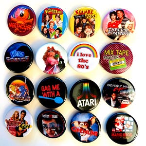 Puede incluir: Una colección de dieciséis botones redondos con varios diseños. Los botones presentan imágenes y texto de la cultura pop de los años 80, incluyendo programas de televisión, películas y videojuegos. Los colores incluyen rojo, azul, amarillo y negro.