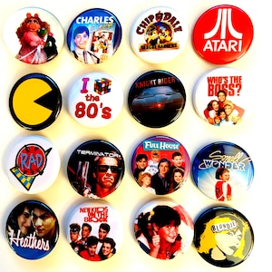 Puede incluir: Una colección de dieciséis botones redondos con referencias a la cultura pop. Los diseños incluyen personajes de los Muppets, Pac-Man y el logotipo de Atari. Otros botones muestran texto como "I love the 80s" e imágenes de películas y programas de televisión.