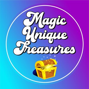 Pu&ograve; includere: Un cerchio bianco con uno sfondo sfumato blu e il testo "Magic Unique Treasures" in un font bianco stilizzato. Un forziere dorato con un interno luminoso &egrave; aperto al centro del cerchio.