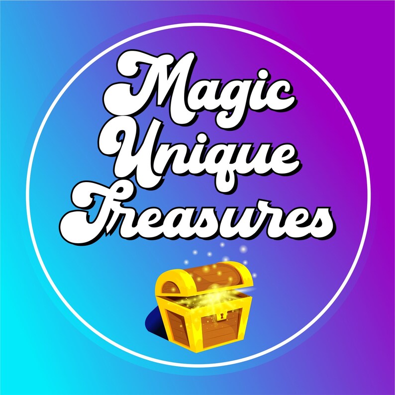 Pu&ograve; includere: Un cerchio bianco con uno sfondo sfumato blu e il testo "Magic Unique Treasures" in un font bianco stilizzato. Un forziere dorato con un interno luminoso &egrave; aperto al centro del cerchio.
