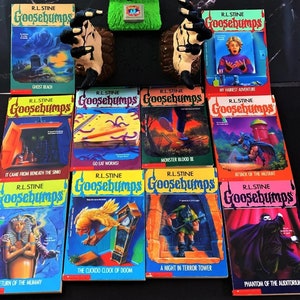 Pode incluir: Uma cole&ccedil;&atilde;o de dez livros Goosebumps de R.L. Stine. Todos os livros s&atilde;o de bolso e t&ecirc;m capas coloridas com ilustra&ccedil;&otilde;es. Os t&iacute;tulos dos livros s&atilde;o: Ghost Beach, Go Eat Worms!, Monster Blood III, It Came From Beneath the Sink!, The Cuckoo Clock of Doom, A Night in Terror Tower, Attack of the Mutant, Return of the Mummy, My Hairiest Adventure e Phantom of the Auditorium.