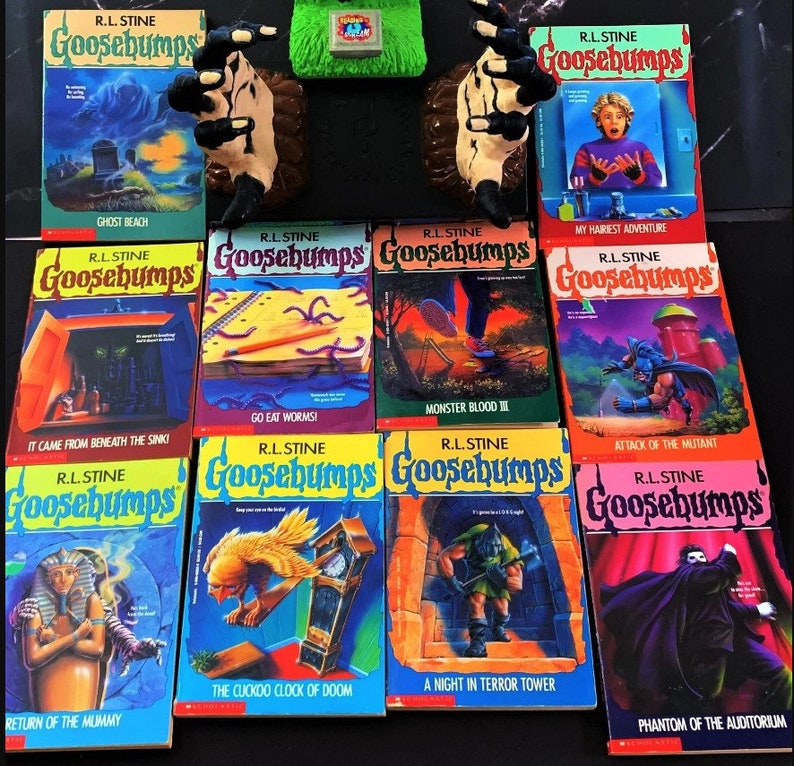 Pode incluir: Uma cole&ccedil;&atilde;o de dez livros Goosebumps de R.L. Stine. Todos os livros s&atilde;o de bolso e t&ecirc;m capas coloridas com ilustra&ccedil;&otilde;es. Os t&iacute;tulos dos livros s&atilde;o: Ghost Beach, Go Eat Worms!, Monster Blood III, It Came From Beneath the Sink!, The Cuckoo Clock of Doom, A Night in Terror Tower, Attack of the Mutant, Return of the Mummy, My Hairiest Adventure e Phantom of the Auditorium.