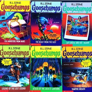Pode incluir: Uma cole&ccedil;&atilde;o de dez livros Goosebumps de R.L. Stine. As capas apresentam ilustra&ccedil;&otilde;es coloridas de monstros, fantasmas e outras criaturas assustadoras. Os t&iacute;tulos incluem "Bad Hare Day", "Egg Monsters from Mars", "The Beast from the East", "Say Cheese and Die-Again!", "Ghost Camp", "How to Kill a Monster", "Legend of the Lost Legend", "Attack of the Jack-O-Lanterns", "Vampire Breath", e "Calling All Creeps!"