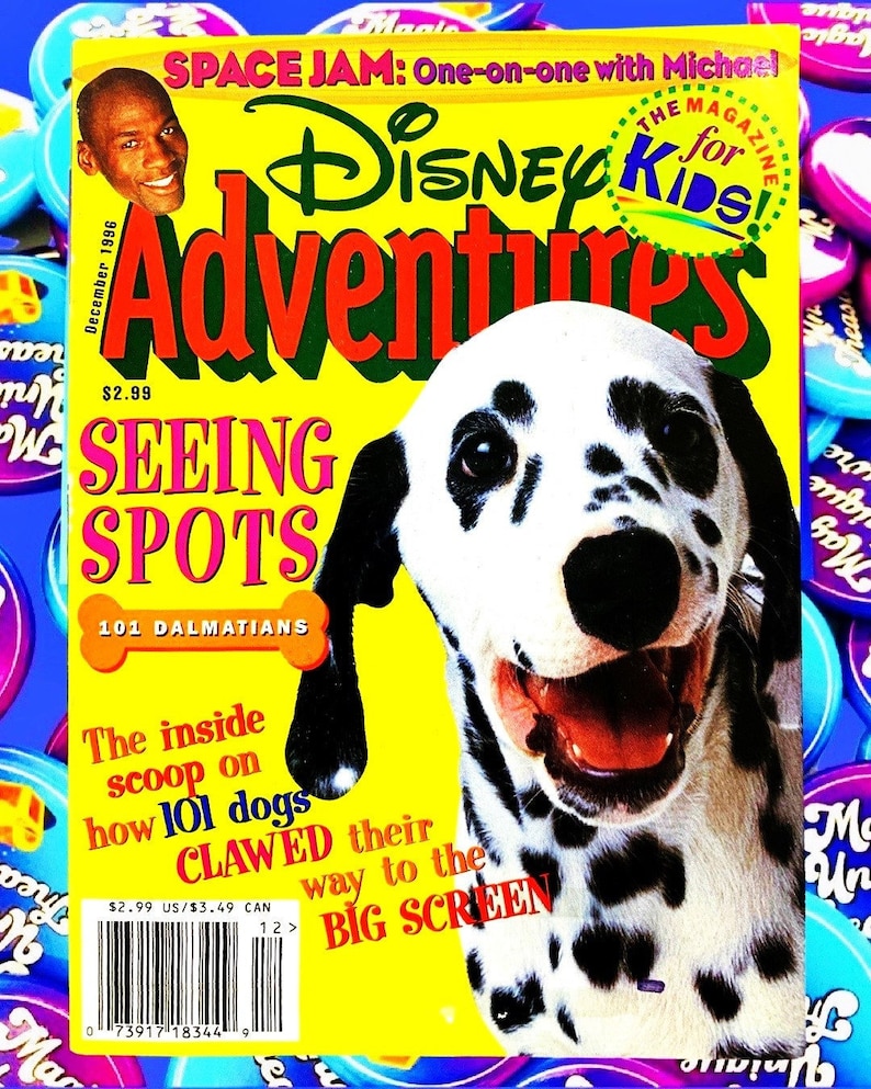 Pu&ograve; includere: Una copertina di rivista gialla con un dalmata sulla copertina. La rivista si chiama "Disney Adventures" e la storia di copertina &egrave; "Seeing Spots 101 Dalmatians". Il testo sulla copertina dice "The inside scoop on how 101 dogs clawed their way to the big screen".