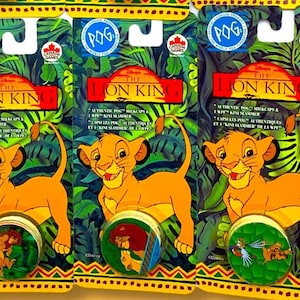 Könnte beinhalten: Drei Pakete mit The Lion King POGs. Jedes Paket zeigt ein Cartoon-Bild von Simba, der Hauptfigur aus dem Disney-Film, und enthält einen POG-Slammer mit einem anderen Bild eines Charakters aus dem Film.