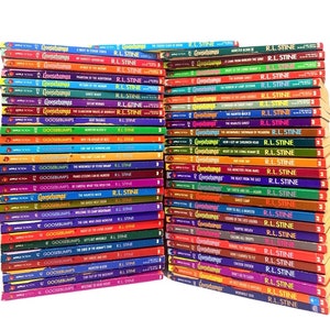 Pode incluir: Uma pilha de livros Goosebumps de R.L. Stine. Os livros est&atilde;o dispostos em duas pilhas, com as lombadas voltadas para fora. Os livros s&atilde;o de cores diferentes e os t&iacute;tulos s&atilde;o vis&iacute;veis nas lombadas. Os livros est&atilde;o todos em bom estado.