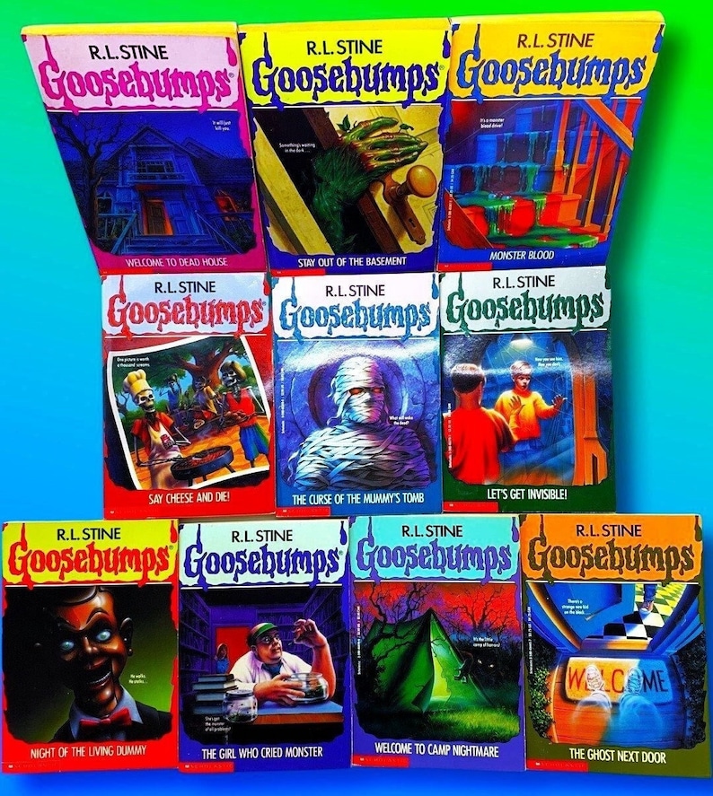 Pode incluir: Uma cole&ccedil;&atilde;o de oito livros Goosebumps de R.L. Stine. Os livros apresentam capas coloridas com ilustra&ccedil;&otilde;es de personagens e cenas assustadoras. Os t&iacute;tulos incluem "Bem-vindo &agrave; Casa dos Mortos", "Fique Fora do Por&atilde;o", "Sangue de Monstro", "Diga Queijo e Morra", "A Maldi&ccedil;&atilde;o da Tumba da M&uacute;mia", "Vamos Ficar Invis&iacute;veis", "A Noite do Boneco Vivo", "A Garota Que Chorou Monstro", "Bem-vindo ao Acampamento do Pesadelo", e "O Fantasma da Pr&oacute;xima Porta".
