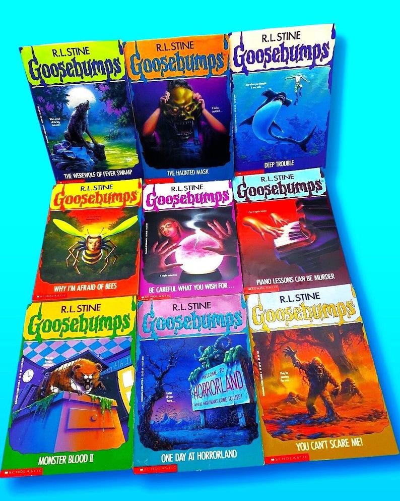 Pode incluir: Uma cole&ccedil;&atilde;o de nove livros Goosebumps de R.L. Stine. Os livros est&atilde;o dispostos em tr&ecirc;s filas de tr&ecirc;s. As capas apresentam v&aacute;rias ilustra&ccedil;&otilde;es assustadoras e assustadoras, incluindo um lobisomem, uma m&aacute;scara assombrada, um tubar&atilde;o, uma abelha, um piano, um monstro e uma criatura de um pa&iacute;s de terror.