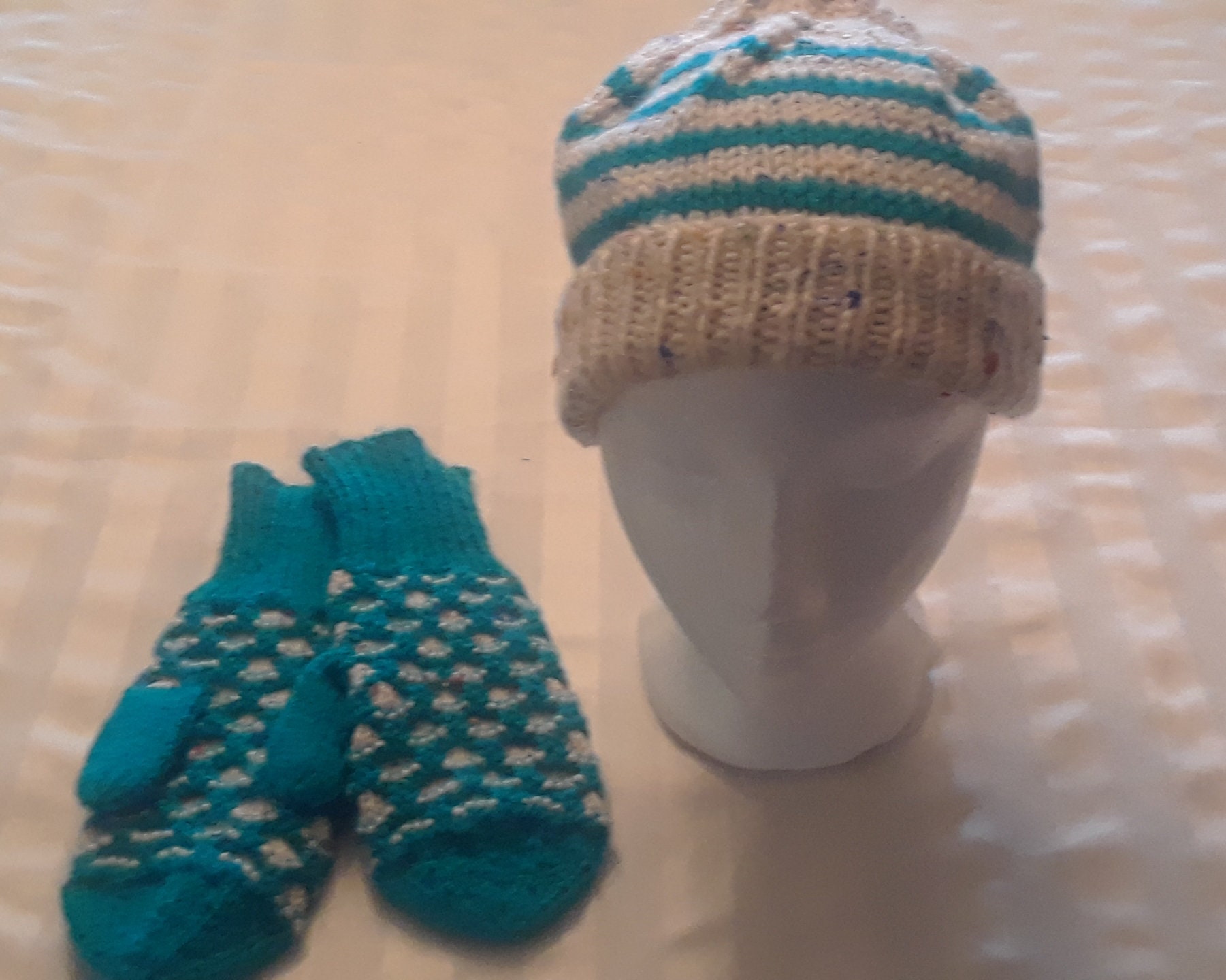 Toque and mitts in acrylic yarn Etsy