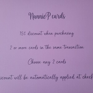Pu&ograve; includere: Uno sfondo viola con testo bianco che dice "Nannie P cards". Il testo sotto dice "15% di sconto all'acquisto di 2 o pi&ugrave; carte nella stessa transazione. Scegli 2 carte. Lo sconto verr&agrave; applicato automaticamente al checkout."