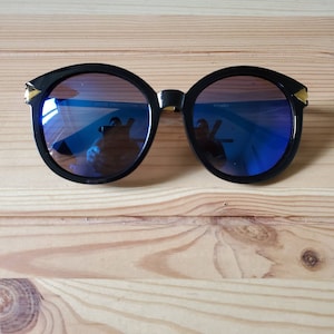 Vintage Round Sunglasses: Thick Frames, Mirrored Lens