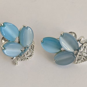 Pendientes vintage Lisner de termoendurecido con cierre de rosca azul en metal plateado.