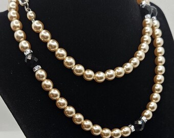 Collana vintage con perle finte e cristalli neri sfaccettati