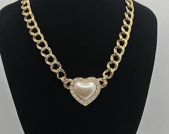 Precioso collar vintage de Avon con forma de corazón, perlas de imitación y cristales en una cadena dorada.