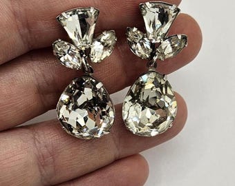 Pendientes colgantes vintage CORO de tono plateado con diamantes de imitación transparentes en forma de lágrima y cierre de rosca.