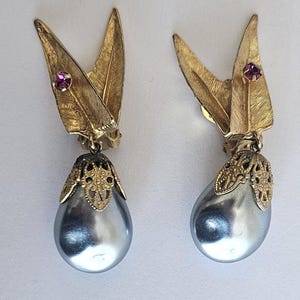 Vintage Drop Clip-on Earrings Textured Goldtone Leaf Red Crystal & Baroque Pearl High-End Designer