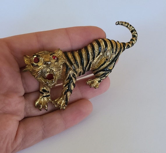 Vintage Brooch Articulated Tiger Goldtone and Bla… - image 4