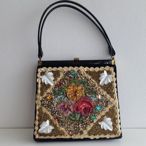 Hermoso bolso vintage de los años 60 con adornos de cuentas de colores y terciopelo negro, de vinilo brillante y con doble asa
