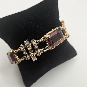 Bracciale vintage Sarah Coventry: cristalli viola e trasparenti, maglie color oro