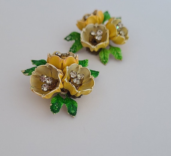 Vintage Clip-on Earrings 3-D Floral Design Colorf… - image 1