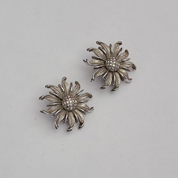 Vintage TRIFARI Floral Clipon Earrings Intricate … - image 1