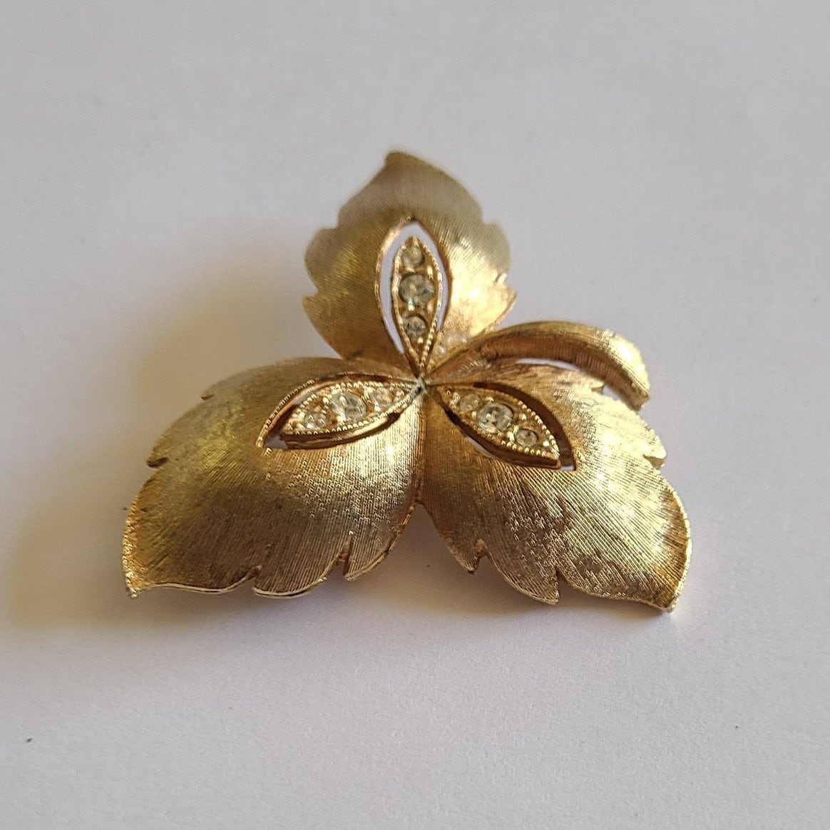 工芸品 JJF Vintage JJ Brooch Leaf Brushed Gold-tone and Clear Colored