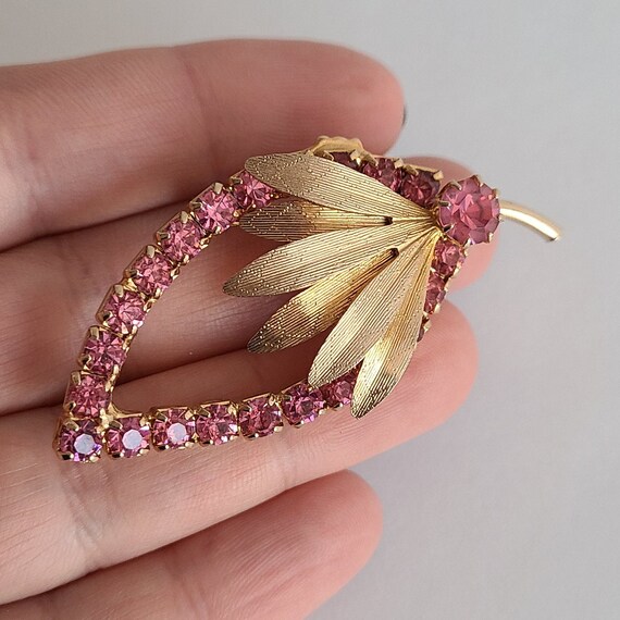 Vintage Brooch Elegant Leaf-Shaped Setting Pink C… - image 3