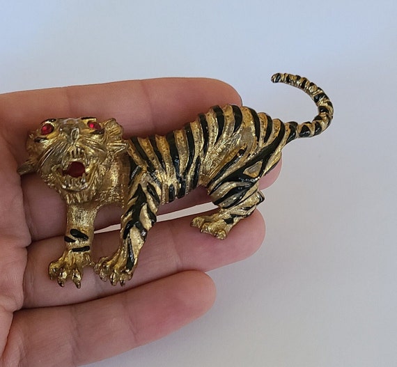 Vintage Brooch Articulated Tiger Goldtone and Bla… - image 5