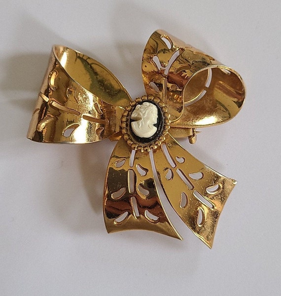 Vintage Coro Brooch Female Cameo in a Goldtone Bow