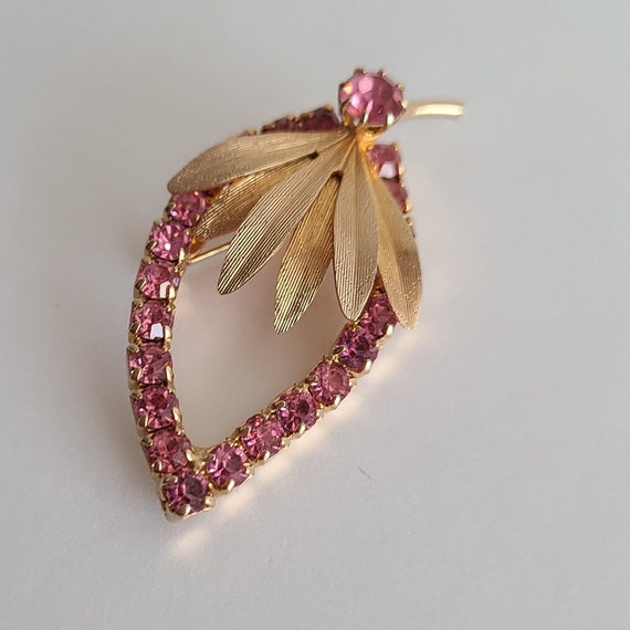 Vintage Brooch Elegant Leaf-Shaped Setting Pink C… - image 1