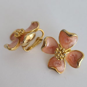 Vintage Blumen Clipon Ohrring Blasser Pfirsich Emaille Godtone Metall