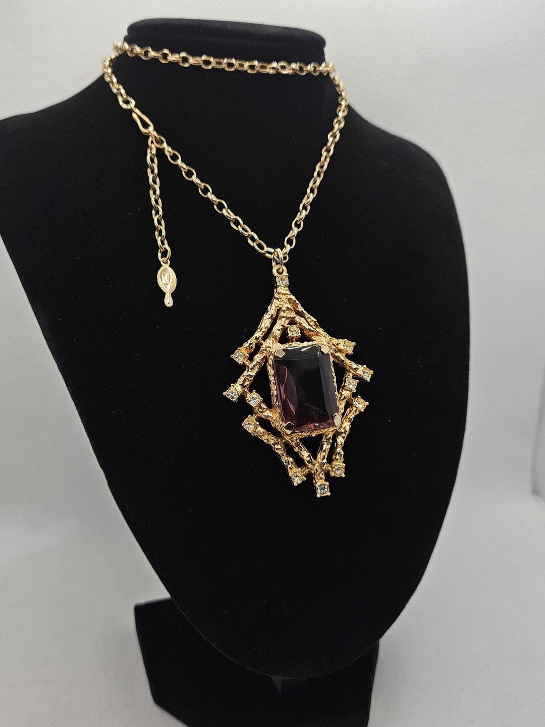 Vintage Sarah Coventry Purple Crystal Necklace: Textured Goldtone 