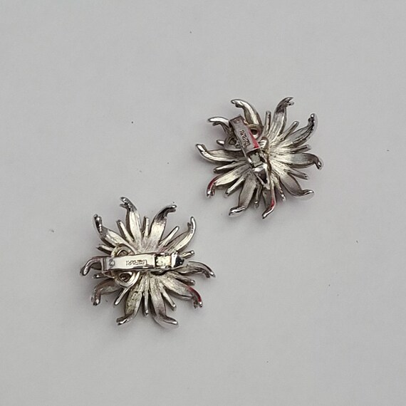 Vintage TRIFARI Floral Clipon Earrings Intricate … - image 3