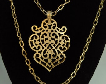 Collana con pendente articolato Trifari vintage: oro spazzolato, doppio filo, anni '60