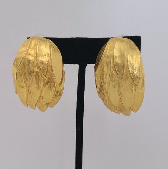 Exquisite Vintage Runaway Clip-on Earrings Massive