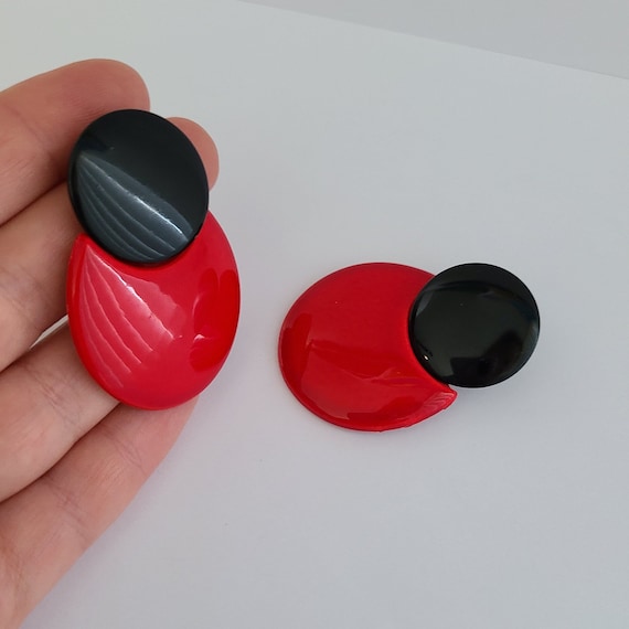 Vintage 80s FUN Drop Earrings Black and Red Metal - image 1