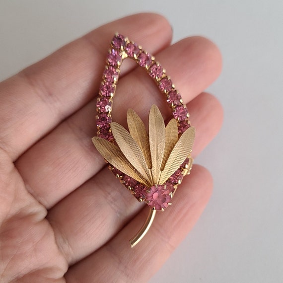 Vintage Brooch Elegant Leaf-Shaped Setting Pink C… - image 6