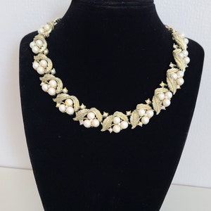Collana girocollo vintage Lisner con perline bianche e cristalli Aurora Borealis in metallo color argento