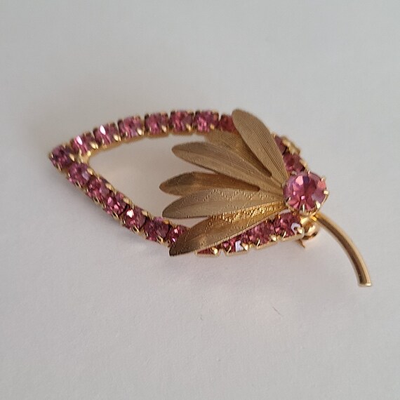 Vintage Brooch Elegant Leaf-Shaped Setting Pink C… - image 2