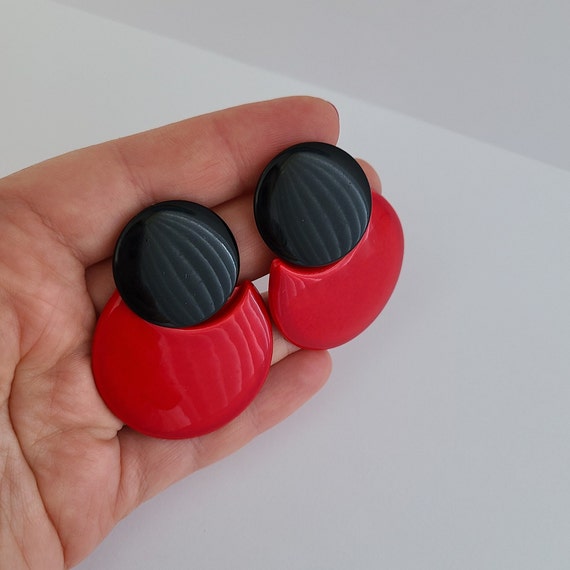 Vintage 80s FUN Drop Earrings Black and Red Metal - image 3