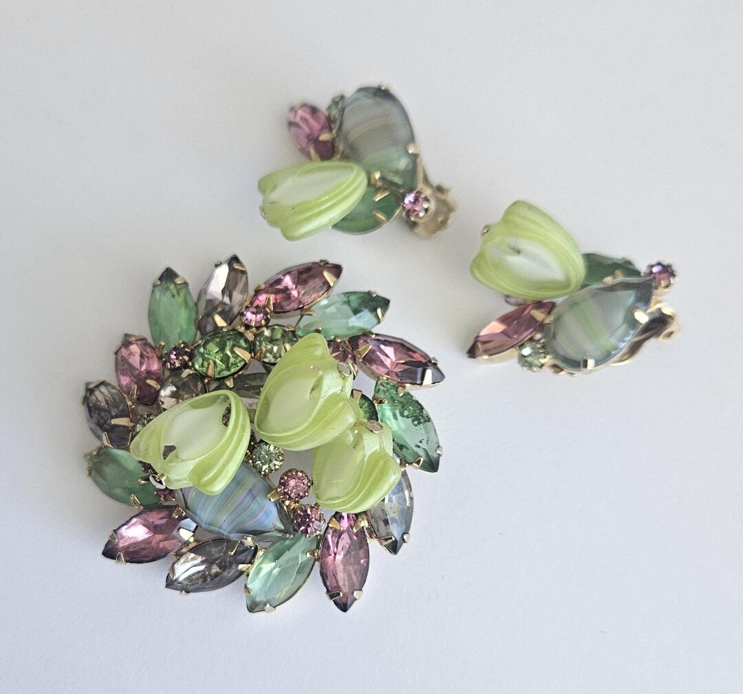Vintage Juliana D&E Brooch and Clip-on Earrings: Multicolored