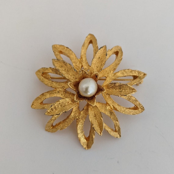 Vintage Brooch Brushed Goldtone Metal Faux Pearl … - image 4