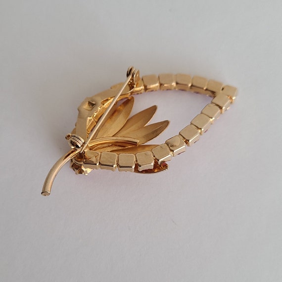 Vintage Brooch Elegant Leaf-Shaped Setting Pink C… - image 5