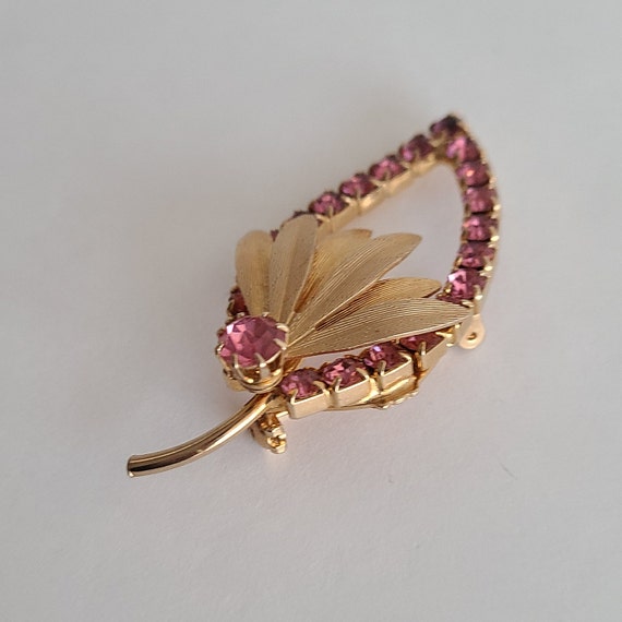 Vintage Brooch Elegant Leaf-Shaped Setting Pink C… - image 4