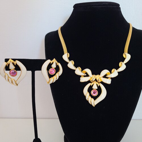 Shops Vintage Daria SET Necklace Stud Earrings Elegant Goldtone White Enamel Pink Crystal